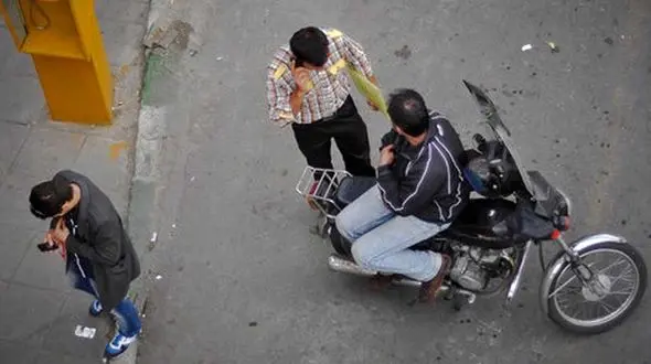 ببینید /  حمله شجاعانه یک عابر پیاده به دو سارق موتورسوار + فیلم