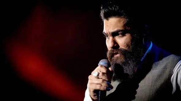 فیلم خوانندگی و تنبک‌نوازی علی زندوکیلی در کودکی 