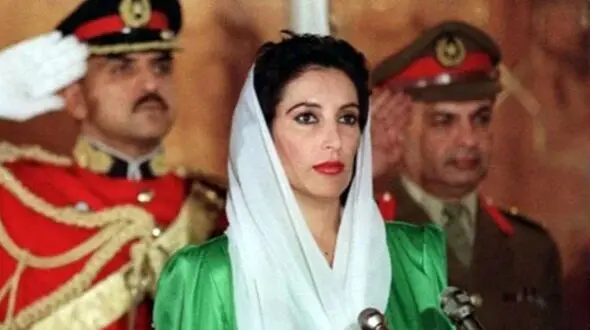 عکس؛ سفر به تاریخ؛ تیپ متفاوت «بی‌نظیر بوتو» در دیدار با رهبر انقلاب؛ سال 1372