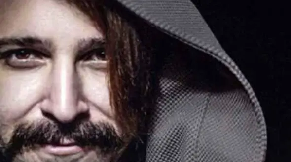 دانلود آهنگ شکوهمند شوخیه مگه با صدای حمید هیراد / شوخی مگه دل و بزنی به دریا عاشقی کنی پرسه نزنی تو شب ها...