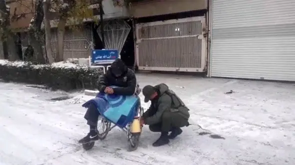 سرباز پلیس بجنورد قهرمان روز برفی/ فیلم کمک به مرد ویلچرنشین در دل برف‌های سنگین / به احترامش باید ایستاد