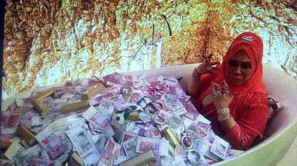 این زن شب ها در وان دلار و جواهرات می خوابد+عکس