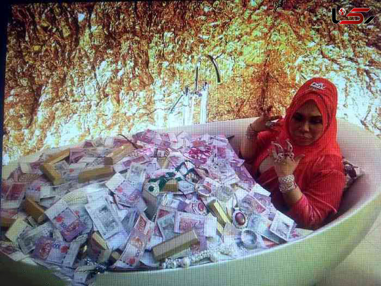 این زن شب ها در وان دلار و جواهرات می خوابد+عکس