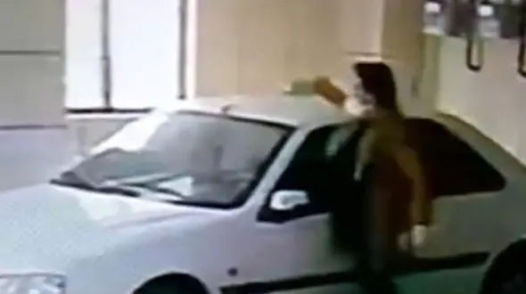 فیلم لحظه اسیدپاشی مرموز در پارکینگ ساختمانی در کرج ! / این مرد را می شناسید ؟!