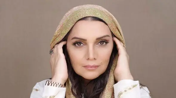 نگاهی به دکوراسیون شیک منزل الهام پاوه نژاد با مبلمان چستر قرمز و زیبا / یوگای ذهن روی این مبل واقعا میچسبه