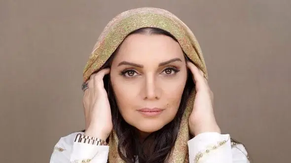 نگاهی به دکوراسیون شیک منزل الهام پاوه نژاد با مبلمان چستر قرمز و زیبا / یوگای ذهن روی این مبل واقعا میچسبه