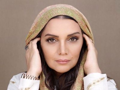 نگاهی به دکوراسیون شیک منزل الهام پاوه نژاد با مبلمان چستر قرمز و زیبا / یوگای ذهن روی این مبل واقعا میچسبه