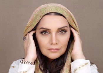 نگاهی به دکوراسیون شیک منزل الهام پاوه نژاد با مبلمان چستر قرمز و زیبا / یوگای ذهن روی این مبل واقعا میچسبه
