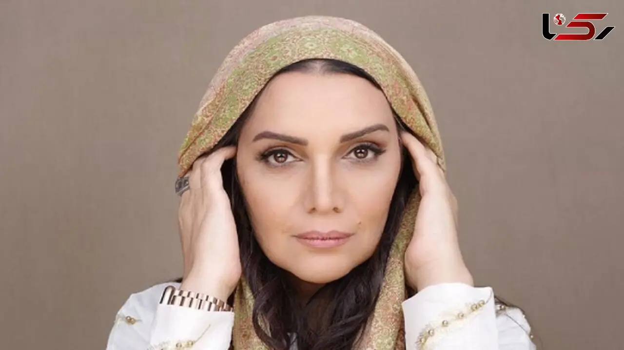 نگاهی به دکوراسیون شیک منزل الهام پاوه نژاد با مبلمان چستر قرمز و زیبا / یوگای ذهن روی این مبل واقعا میچسبه