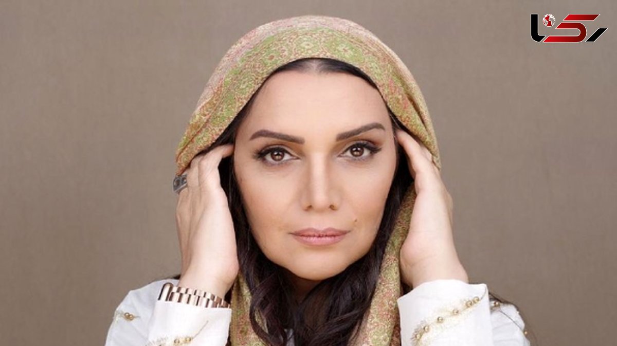 نگاهی به دکوراسیون شیک منزل الهام پاوه نژاد با مبلمان چستر قرمز و زیبا / یوگای ذهن روی این مبل واقعا میچسبه