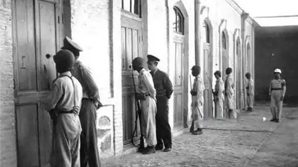 وضعیت زندان ها در دوره قاجار از زبان جهانگرد ایتالیایی: عکسی زیبا از زندانی و زندانبان در دورۀ قاجار!