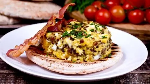 اسکرامبل تخم‌مرغ با عطر پیازچه+ دستور تهیه