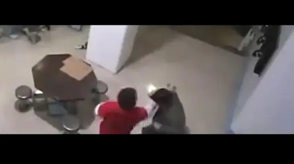 لحظه درگیری وحشتناک زندانی با زندانبان + فیلم / امریکا