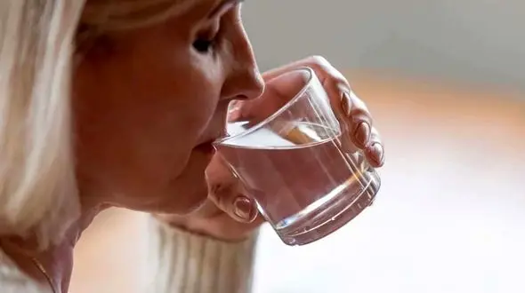 چه افرادی نباید هنگام غذا خوردن آب بخورند؟