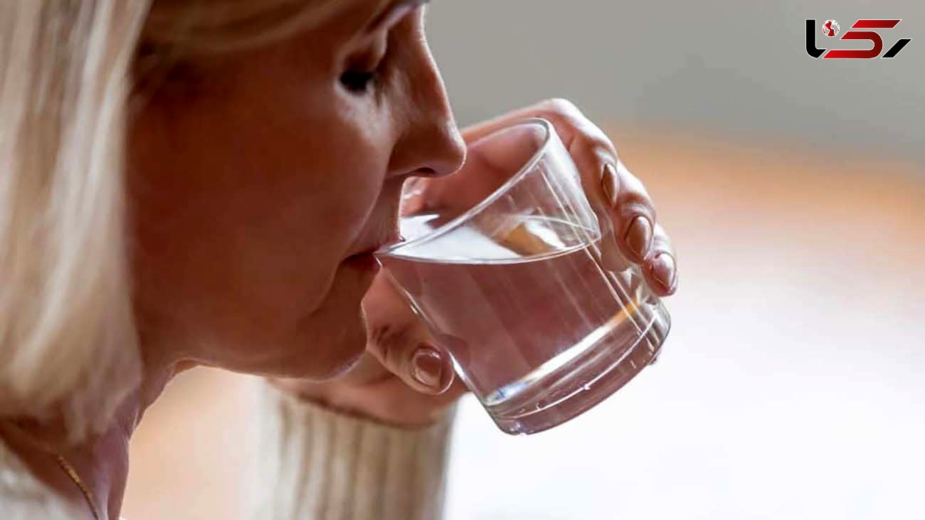 چه افرادی نباید هنگام غذا خوردن آب بخورند؟