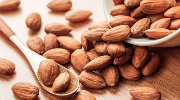 کاهش قند خون با چند عدد بادام در طول روز