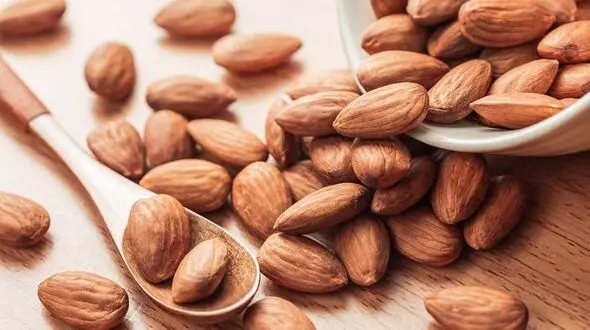 کاهش قند خون با چند عدد بادام در طول روز