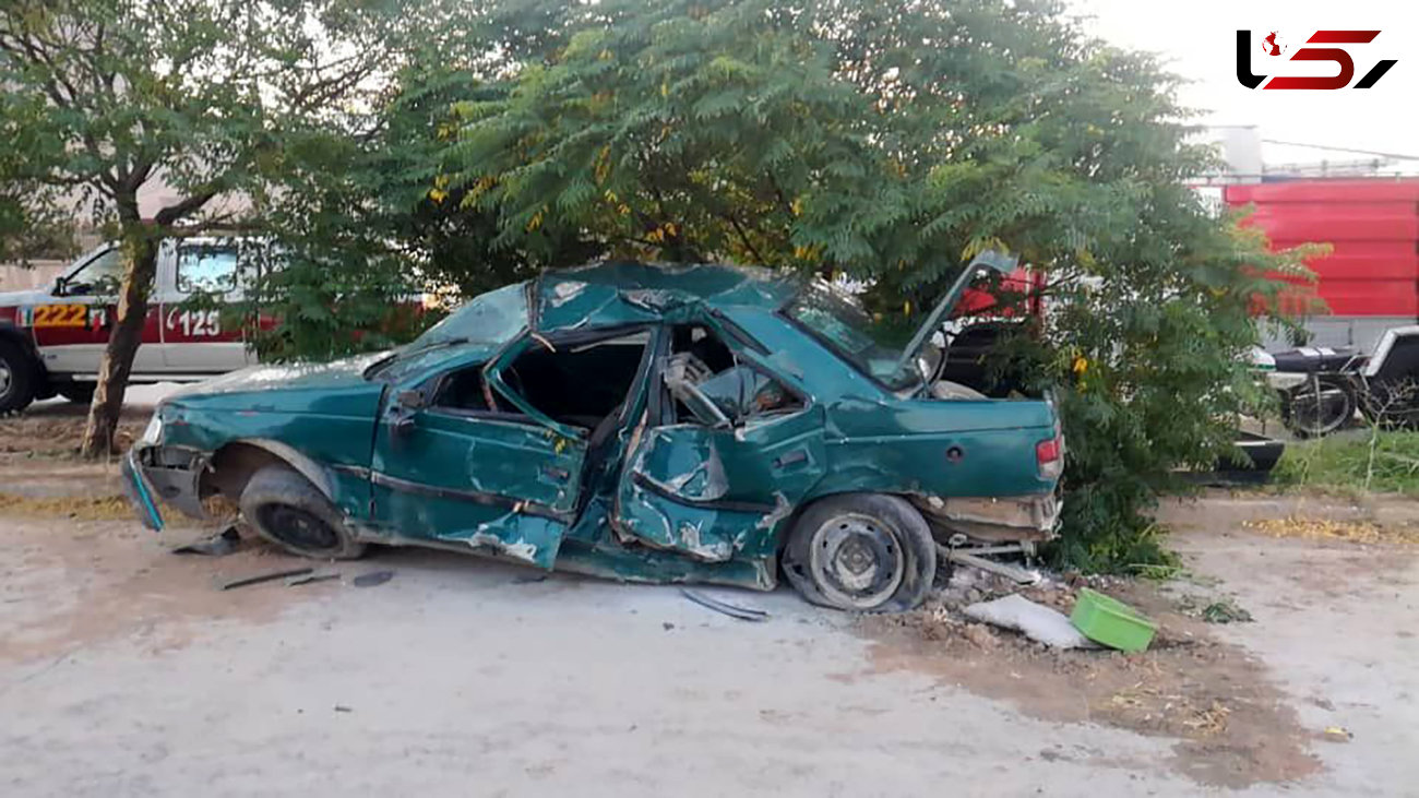 رهاسازی راننده محبوس از خودروی واژگون شده/ در اصفهان رخ داد