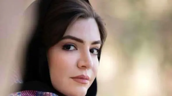 نگاه روز | تیپ جدید آوا دارویت با ست لباس چرم در یک خانه قدیمی