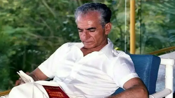 عکس / سفر به ایام قدیم /  محمدرضا پهلوی با دهن پانسمان شده در بیمارستان بعد ترور / سال 1338