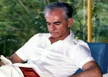عکس / سفر به ایام قدیم /  محمدرضا پهلوی با دهن پانسمان شده در بیمارستان بعد ترور / سال 1338