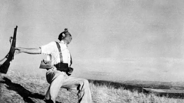 تصویر جنجالی عکاس مشهور که برای ثبت آن یک سرباز را کشتند!+ عکس
