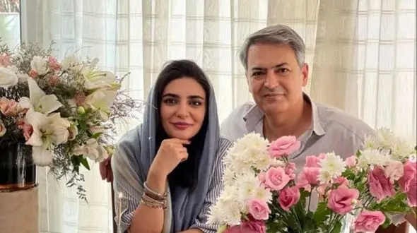 عکس ها / نگاهی به معماری ایرانی خانه  لیندا کیانی با چیدمان اشرافی و شاهانه / از صندلی راکی با فانوس روشن تا سرویس چایی محشرش با فرش اصیل ایرانی