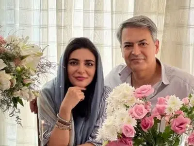 عکس ها / نگاهی به معماری ایرانی خانه  لیندا کیانی با چیدمان اشرافی و شاهانه / از صندلی راکی با فانوس روشن تا سرویس چایی محشرش با فرش اصیل ایرانی