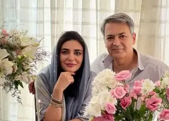 عکس ها / نگاهی به معماری ایرانی خانه  لیندا کیانی با چیدمان اشرافی و شاهانه / از صندلی راکی با فانوس روشن تا سرویس چایی محشرش با فرش اصیل ایرانی