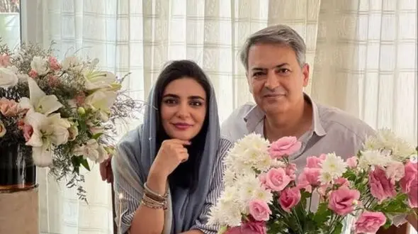 عکس ها / نگاهی به معماری ایرانی خانه  لیندا کیانی با چیدمان اشرافی و شاهانه / از صندلی راکی با فانوس روشن تا سرویس چایی محشرش با فرش اصیل ایرانی