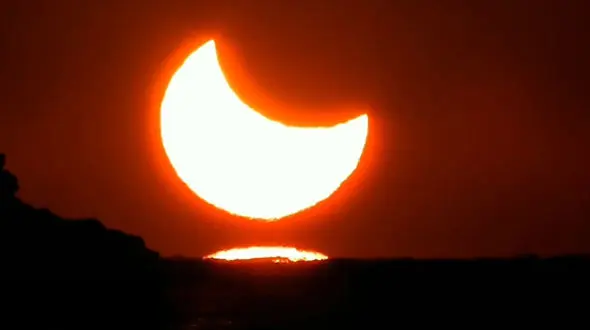 غرق شدن قایق ماهیگیری در خورشید + فیلم دیدنی در خلیج فارس