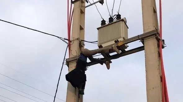 کشف جنازه یک مرد بالای تیرچراغ برق / در پرند رخ داد

