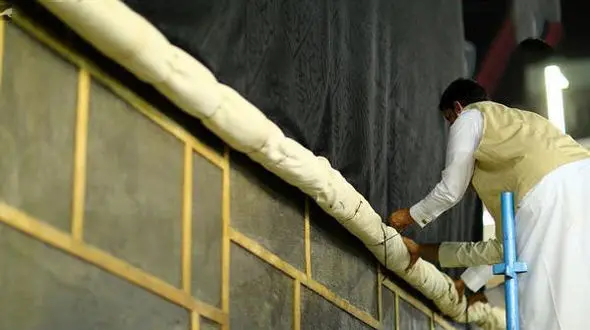 بالا بردن پرده کعبه برای در امان بودن زائران حج