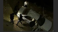 عملیات نجات راننده گرفتار در خودروی واژگون شده / تنها پلیس بود که به دره برفی جاده اهر رفت + عکس