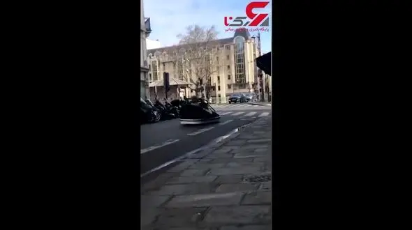 دیده شدن کفش غول آسای متحرک در خیابان‌های پاریس! + فیلم