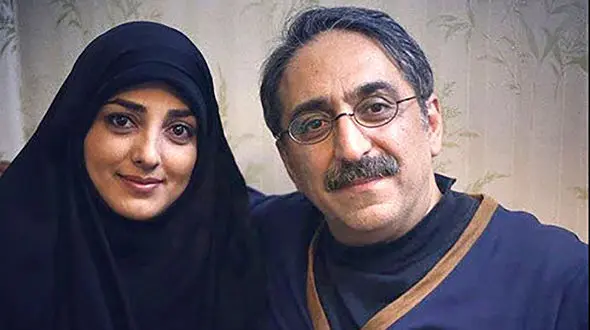 نهایت عصبانی شدن شهرام شکیبا، همسر ستاره سادات قطبی از پاره شدن کتابش به دست پسر کوچولوش+ویدئو/ کتابهاشو بیشتر از ستاره دوست داره