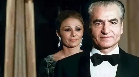 عکس سفر در زمان سال 1359 / ضجه های فرح دیبا در مراسم خاکسپاری شاه پهلوی در مصر