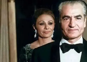 عکس سفر در زمان سال 1359 / ضجه های فرح دیبا در مراسم خاکسپاری شاه پهلوی در مصر
