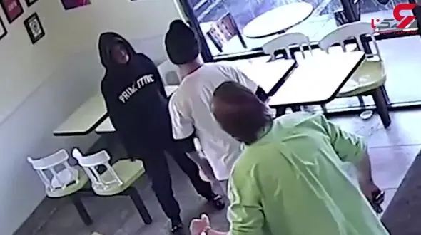 زن کارتن خواب از کافه بیرون نرفت و صورت گارسون بی چاره را سوزاند+فیلم