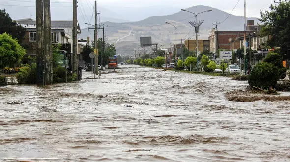 فیلم تخلیه یک شهر و ۷ روستا در سیل فارس / ببینید