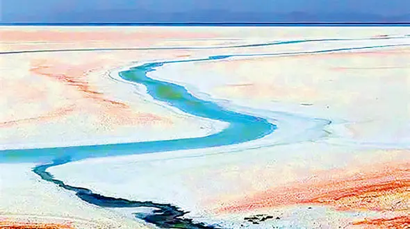 روایتی تلخ از دریاچه‌ای که آهسته آهسته نفس‌هایش را از دست داد… / روند تغییرات حجم آب دریاچه ارومیه از سال 1363 تا پاییز 1404