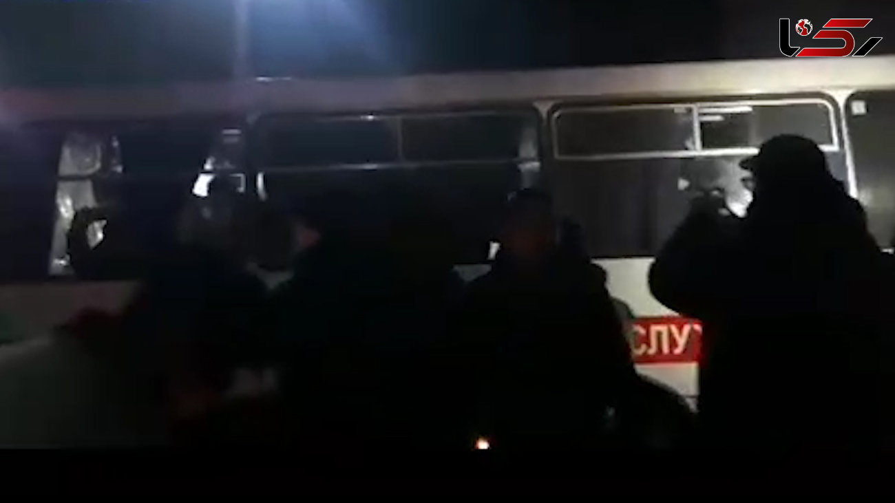 حمله زشت مردم به خودروهای افراد مشکوک به ویروس کرونا در اوکراین+ فیلم