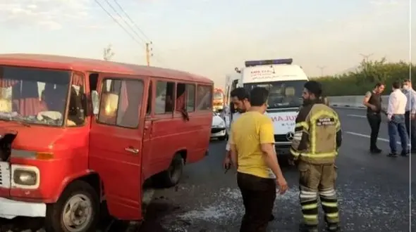 تصادف دردناک مینی‌بوس در آزادراه زنجان - قزوین 15 مصدوم بر جای گذاشت