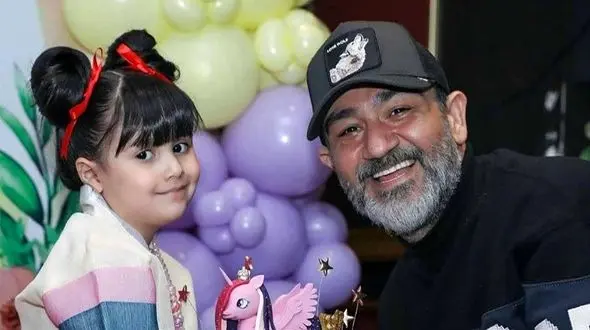 فیلم/هم نوازی دختر مهران غفوریان با یوسف صیادی؛ ترکیب گیتار، هنگ درام و سازدهنی دو دختر سلبریتی ایرانی وایرال شد