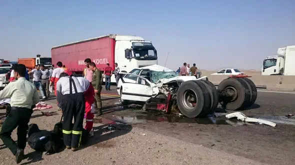 عکس عجیب از صحنه تصادف / تانکر سوخت 3 سرنشین پژو را در محور ساوه سلفچگان کشت 