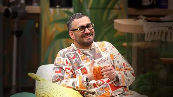 تیپ هاوایی بازیگر جوکر در خیابان‌های تهران