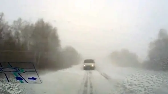 تصادف شدید به خاطر سبقت غیرمجاز در جاده برفی+فیلم لحظه حادثه