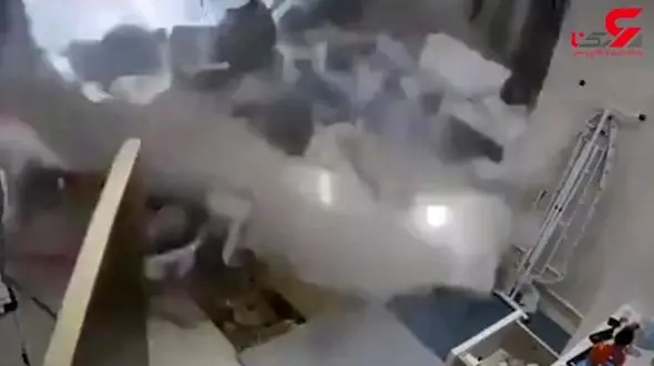 لحظه ریزش سقف اتاق روی کالسکه نوزاد / اقدام شگفت‌انگیز مادر جوان+ فیلم