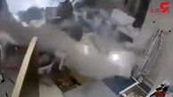 لحظه ریزش سقف اتاق روی کالسکه نوزاد / اقدام شگفت‌انگیز مادر جوان+ فیلم