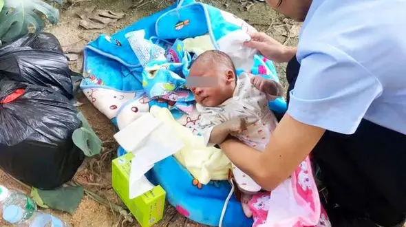 رها کردن  نوزاد در وحشتناک ترین محل + عکس نوزاد / چین